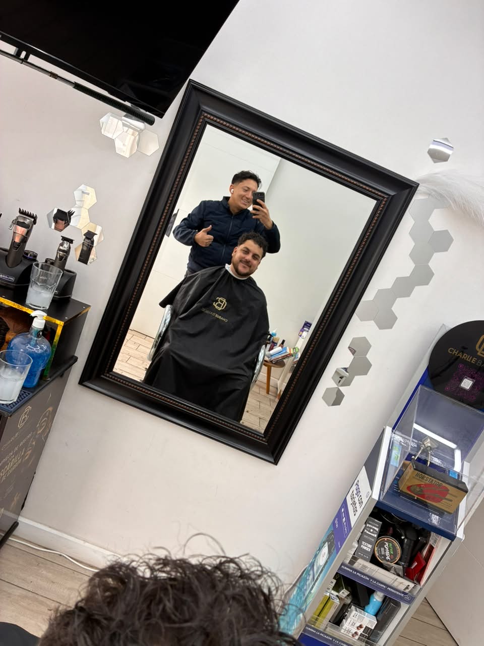 Momento de Charlie junto a un cliente en la barbería, fotografía 7